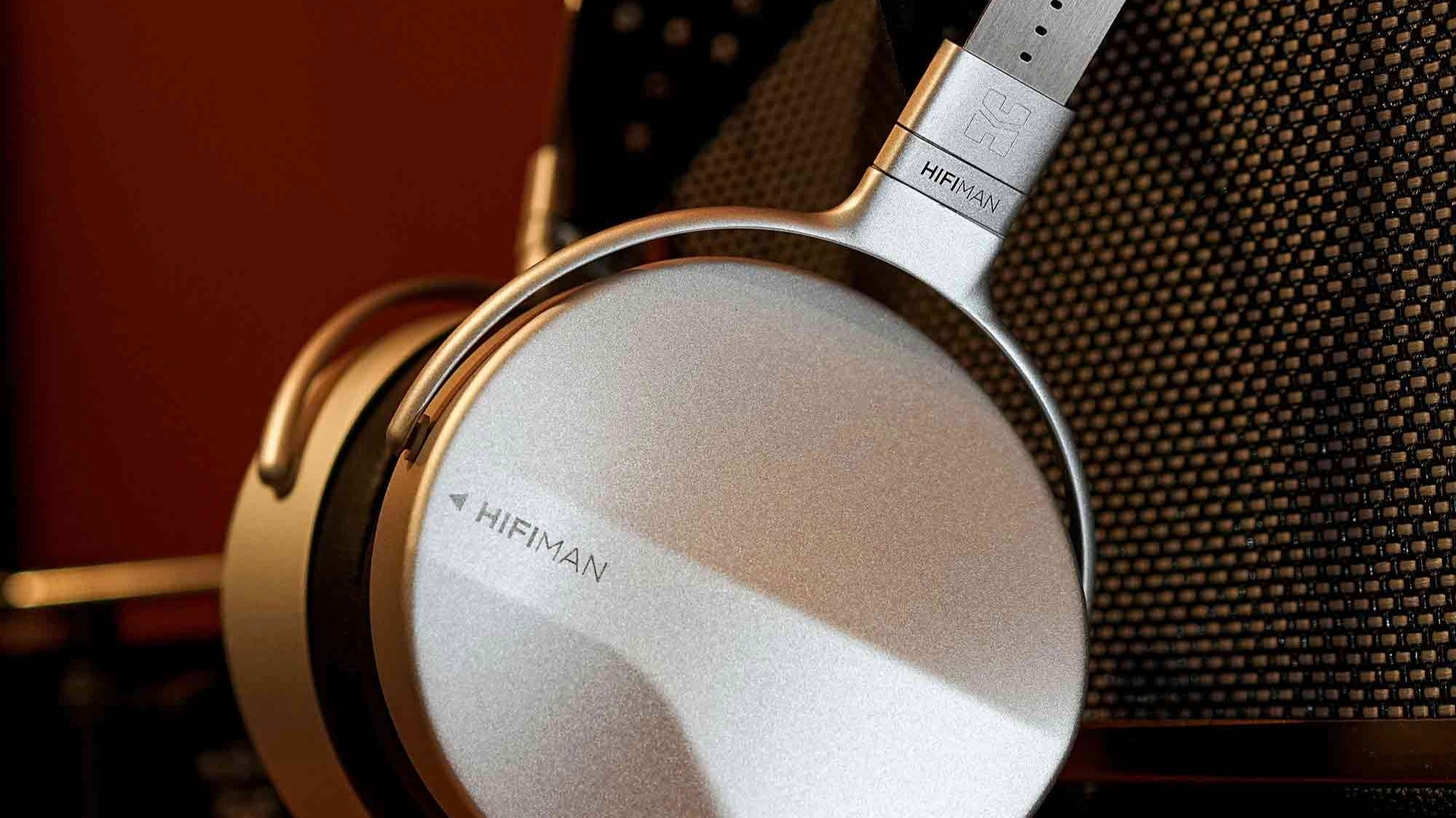 HIFIMAN Isvarna: High-end Hoofdtelefoon met Ingebouwde Subwoofer! - The New Sound