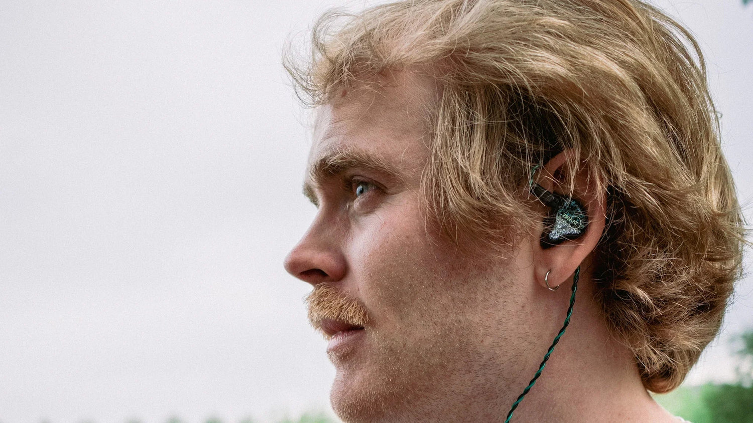 Bedrade oortjes zijn terug. En eerlijk? Dat snappen wij wel. - The New Sound