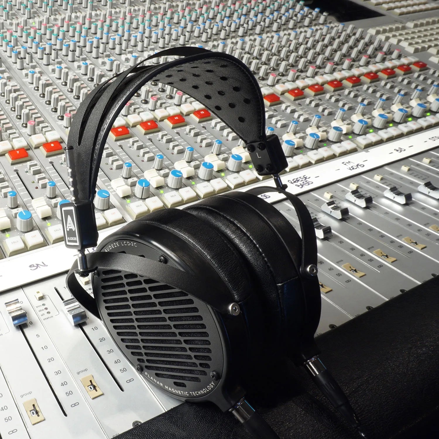 LCD - 2 Classic - Audeze - The New Sound
